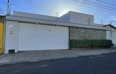 Imagem: A casa possui 4 Dormitórios, 3 Banheiros, 3 Vagas na garagem