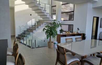 Imagem: A casa em condomínio à venda possui 4 Dormitórios, 5 Banheiros