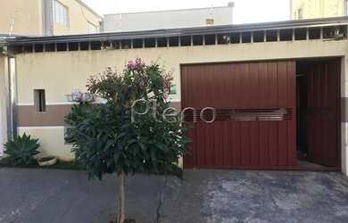 Imagem: A casa possui 3 Dormitórios, 1 Banheiro, 3 Vagas na garagem