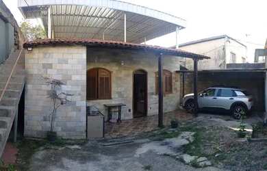 Imagem: A casa possui 2 Dormitórios, 2 Banheiros, 2 Vagas na garagem