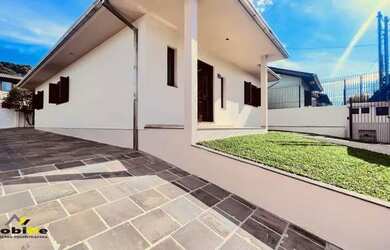 Imagem: A casa possui 3 Dormitórios, 2 Banheiros, 4 Vagas na garagem