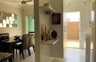 Imagem: A casa possui 2 Dormitórios, 2 Banheiros, 2 Vagas na garagem