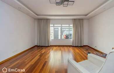 Imagem: A casa possui 3 Dormitórios, 2 Banheiros, 4 Vagas na garagem