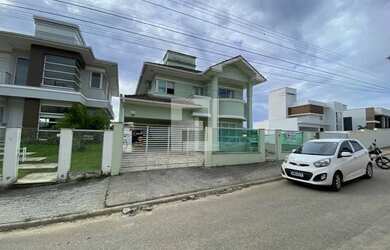 Imagem: A casa possui 3 Dormitórios, 4 Banheiros, 2 Vagas na garagem