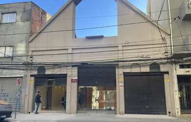 Imagem: O depósito possui 3 Vagas na garagem, 357m² de Área e está