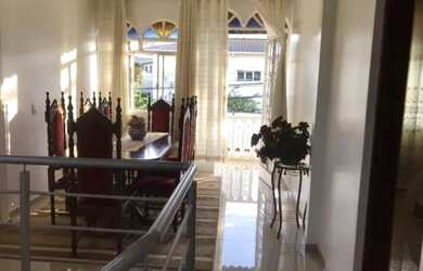 Imagem: A casa possui 5 Dormitórios, 5 Banheiros, 2 Vagas na garagem