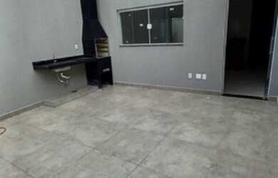 Imagem: A casa possui 3 Dormitórios, 2 Banheiros, 2 Vagas na garagem