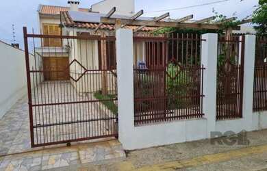 Imagem: A casa possui 2 Dormitórios, 1 Banheiro, 2 Vagas na garagem