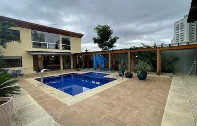 Imagem: A casa possui 4 Dormitórios, 4 Banheiros, 4 Vagas na garagem