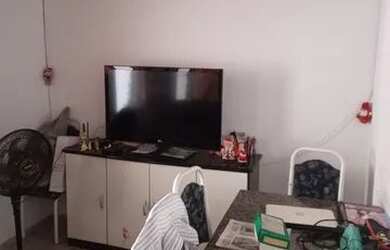 Imagem: A casa possui 2 Dormitórios, 1 Banheiro, 1 Vaga na garagem