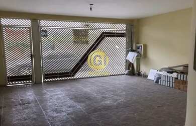 Imagem: A casa possui 3 Dormitórios, 1 Banheiro, 2 Vagas na garagem