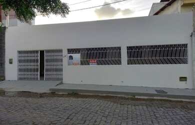 Imagem: A casa possui 5 Dormitórios, 5 Banheiros, 3 Vagas na garagem