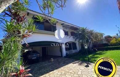 Imagem: A casa possui 3 Dormitórios, 5 Banheiros, 3 Vagas na garagem