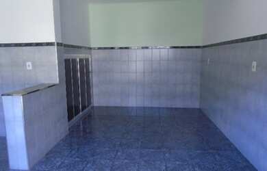 Imagem: A casa possui 1 Dormitório, 1 Banheiro, 1 Vaga na garagem