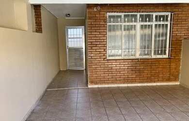 Imagem: A casa possui 2 Dormitórios, 2 Banheiros, 2 Vagas na garagem