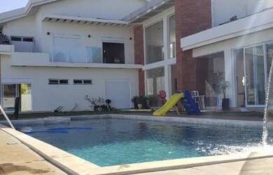 Imagem: A casa em condomínio possui 5 Dormitórios, 5 Banheiros, 3