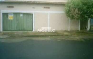 Imagem: A casa possui 3 Dormitórios, 2 Banheiros, 1 Vaga na garagem