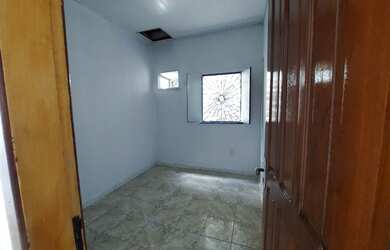 Imagem: A casa possui 3 Dormitórios, 2 Banheiros e está localizado