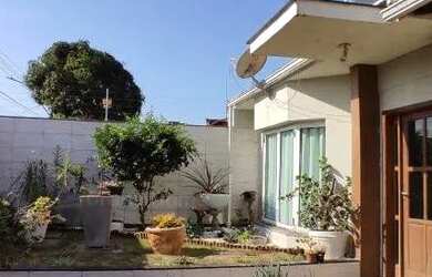 Imagem: A casa possui 4 Dormitórios, 2 Banheiros, 4 Vagas na garagem