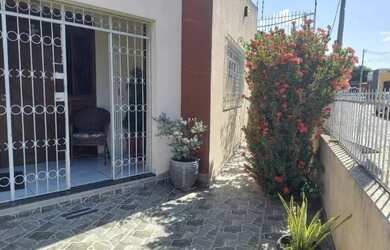 Imagem: A casa possui 3 Dormitórios, 2 Banheiros, 1 Vaga na garagem