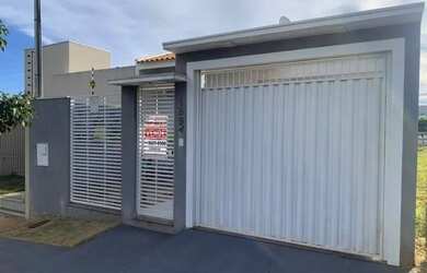 Imagem: A casa possui 3 Dormitórios, 1 Banheiro, 2 Vagas na garagem