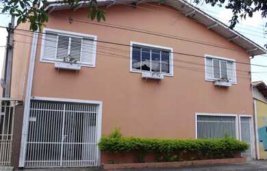 Imagem: A casa possui 3 Dormitórios, 3 Banheiros, 1 Vaga na garagem