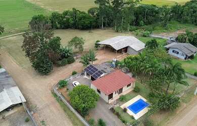 Imagem: A casa possui 3 Dormitórios, 2 Banheiros, 1 Vaga na garagem