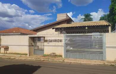 Imagem: A casa possui 3 Dormitórios, 2 Banheiros, 2 Vagas na garagem