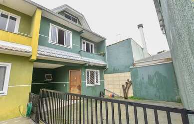 Imagem: A casa possui 3 Dormitórios, 3 Banheiros, 2 Vagas na garagem