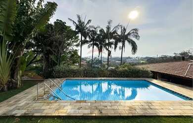 Imagem: A casa em condomínio possui 5 Dormitórios, 5 Banheiros, 5