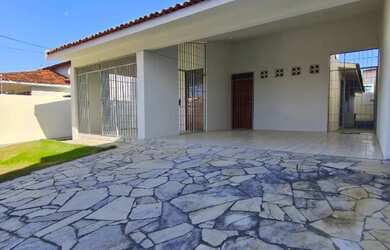 Imagem: A casa possui 5 Dormitórios, 3 Banheiros, 5 Vagas na garagem