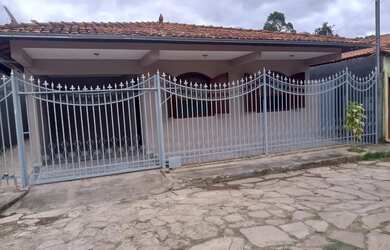 Imagem: A casa possui 2 Dormitórios, 2 Banheiros, 1 Vaga na garagem