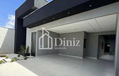 Imagem: A casa possui 3 Dormitórios, 2 Banheiros, 3 Vagas na garagem