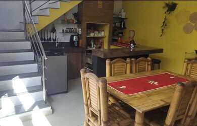 Imagem: A casa possui 3 Dormitórios, 2 Banheiros, 1 Vaga na garagem