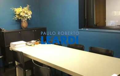 Imagem: O depósito possui 2 Vagas na garagem e 64m² de Área e está