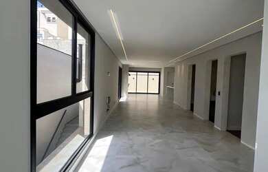 Imagem: A casa em condomínio possui 4 Dormitórios, 3 Banheiros, 4