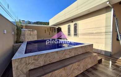 Imagem: A casa possui 3 Dormitórios, 4 Banheiros, 5 Vagas na garagem