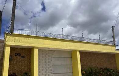 Imagem: A casa possui 3 Dormitórios, 2 Banheiros, 2 Vagas na garagem