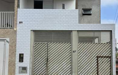 Imagem: A casa possui 3 Dormitórios, 3 Banheiros, 2 Vagas na garagem