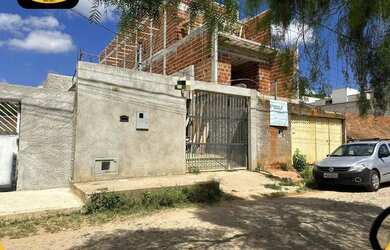 Imagem: A casa possui 2 Dormitórios, 2 Banheiros, 2 Vagas na garagem