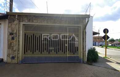 Imagem: A casa possui 2 Dormitórios, 1 Banheiro, 1 Vaga na garagem