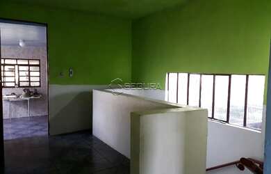 Imagem: A casa possui 4 Dormitórios, 2 Banheiros, 1 Vaga na garagem