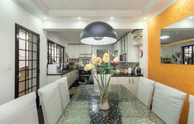 Imagem: A casa possui 2 Dormitórios, 2 Banheiros, 2 Vagas na garagem