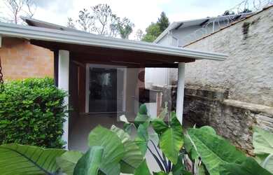 Imagem: A casa possui 1 Dormitório, 1 Banheiro, 1 Vaga na garagem