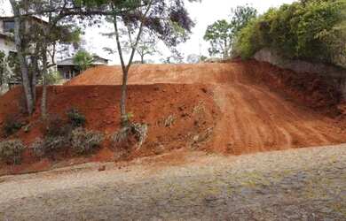 Imagem: O terreno e possui Dormitórios, Suítes, Banheiros, 1000-0m²