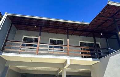 Imagem: A casa possui 3 Dormitórios, 3 Banheiros, 5 Vagas na garagem