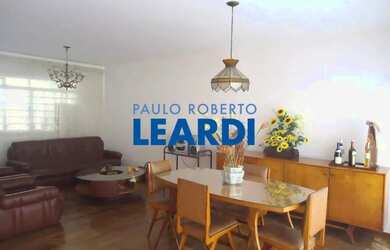 Imagem: A casa possui 4 Dormitórios, 4 Banheiros, 5 Vagas na garagem