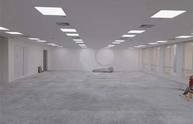 Imagem: O depósito possui 5 Vagas na garagem, 282m² de Área e está