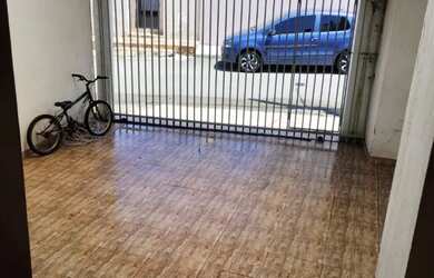 Imagem: A casa possui 3 Dormitórios, 1 Banheiro, 1 Vaga na garagem