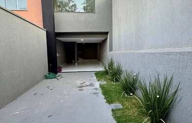 Imagem: A casa possui 2 Dormitórios, 3 Banheiros, 1 Vaga na garagem